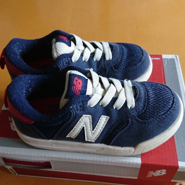 New Balance(ニューバランス)のニューバランススニーカー　紺　15.5  キッズ/ベビー/マタニティのキッズ靴/シューズ(15cm~)(スニーカー)の商品写真