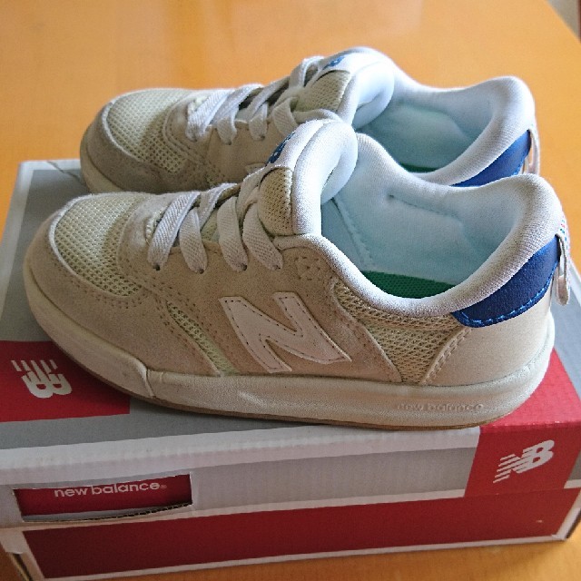 New Balance(ニューバランス)のニューバランススニーカー　白　15.5 キッズ/ベビー/マタニティのキッズ靴/シューズ(15cm~)(スニーカー)の商品写真