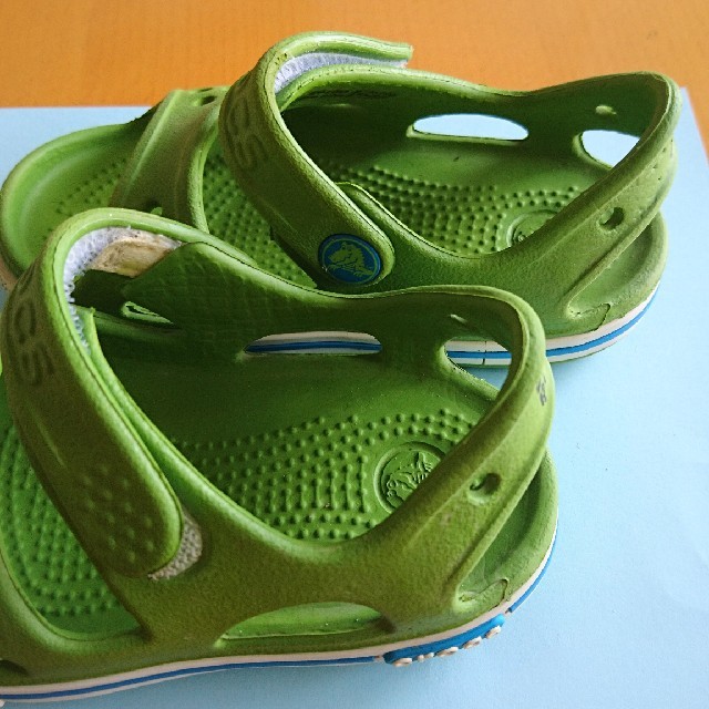 crocs(クロックス)のクロックスサンダル緑size6 キッズ/ベビー/マタニティのベビー靴/シューズ(~14cm)(サンダル)の商品写真