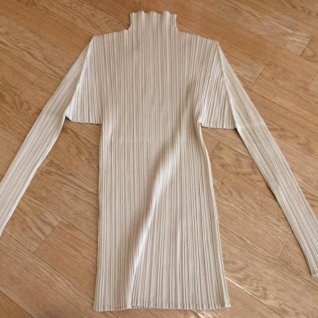 PLEATS PLEASE ISSEY MIYAKE(プリーツプリーズイッセイミヤケ)のりな様 イッセイミヤケ プリーツプリーズ ベージュ レディースのトップス(シャツ/ブラウス(半袖/袖なし))の商品写真