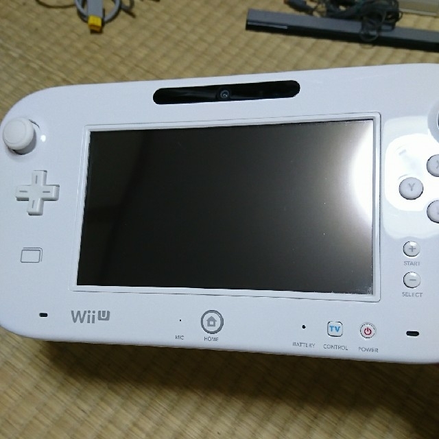Wii U(ウィーユー)のWiiU本体 8ギガ  Wiiリモコンプラスセット エンタメ/ホビーのゲームソフト/ゲーム機本体(家庭用ゲーム機本体)の商品写真