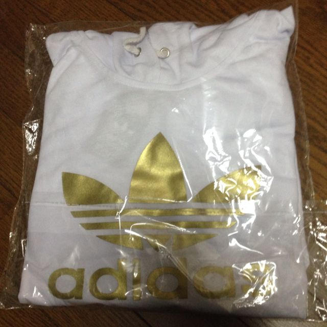 adidasパーカー