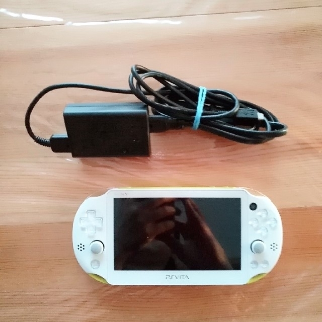 PlayStation Vita(プレイステーションヴィータ)のPS Vita ライムグリーン 本体＋充電器 エンタメ/ホビーのゲームソフト/ゲーム機本体(携帯用ゲーム機本体)の商品写真