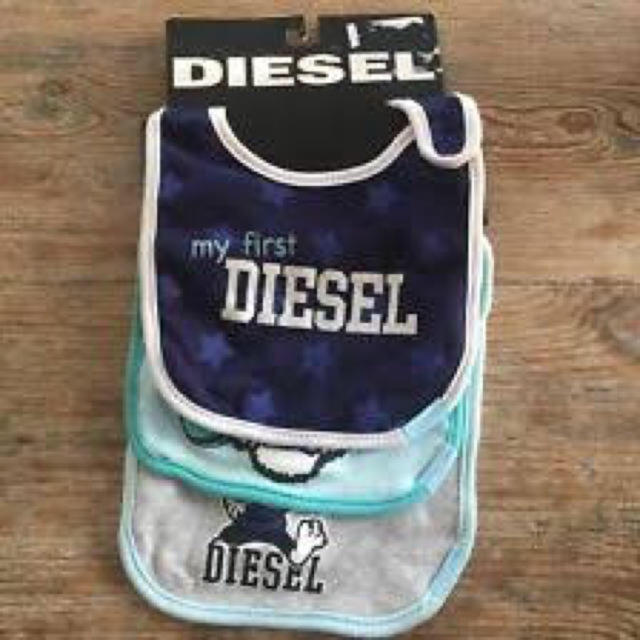 DIESEL(ディーゼル)の新品 DIESEL スタイ 3点セット キッズ/ベビー/マタニティのこども用ファッション小物(ベビースタイ/よだれかけ)の商品写真