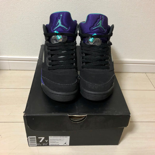 NIKE(ナイキ)の美中古 AIR JORDAN5 RETRO GS BLACK GRAPE レディースの靴/シューズ(スニーカー)の商品写真