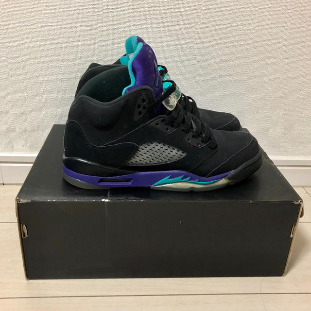 NIKE(ナイキ)の美中古 AIR JORDAN5 RETRO GS BLACK GRAPE レディースの靴/シューズ(スニーカー)の商品写真