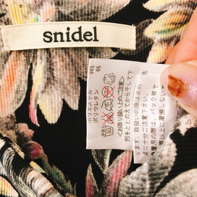 SNIDEL(スナイデル)のsnidel スナイデル フラワープリントスキニーパンツ ブラック ほぼ新品 レディースのパンツ(スキニーパンツ)の商品写真