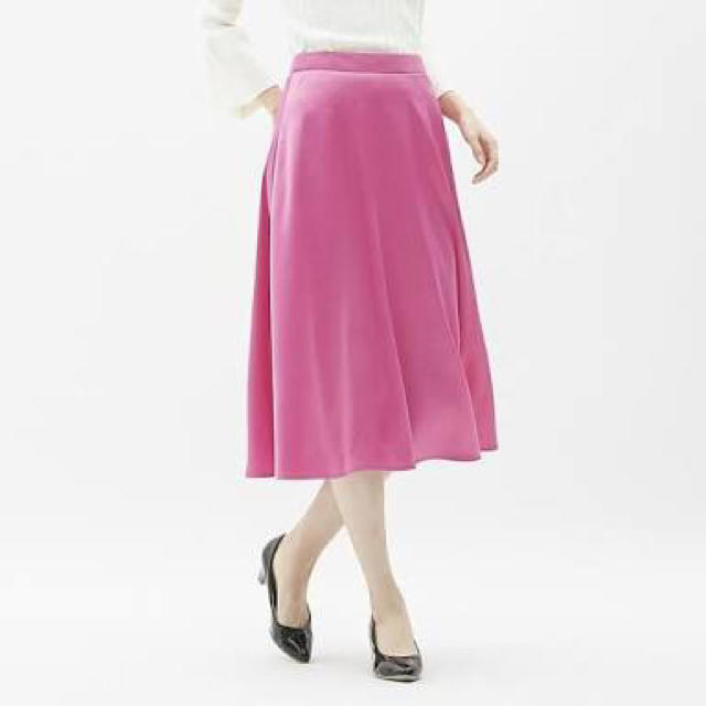 GU(ジーユー)のサテンフレアミディスカート レディースのスカート(ひざ丈スカート)の商品写真