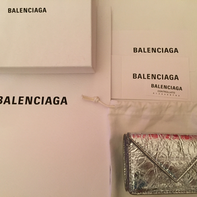 Balenciaga(バレンシアガ)の【新品】BALENCIAGA ペーパーミニウォレット シルバー レディースのファッション小物(財布)の商品写真