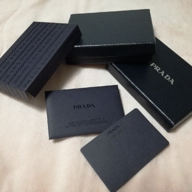 PRADA(プラダ)のPRADA　箱　パスケース　カードケース　プラダ レディースのファッション小物(名刺入れ/定期入れ)の商品写真
