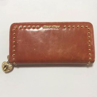 ミュウミュウ(miumiu)のmiumiu デコチャーム付き長財布(長財布)