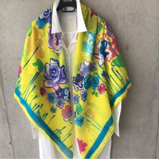 ジャンニヴェルサーチ(Gianni Versace)のシャネルみたいな大判ストール(ストール/パシュミナ)