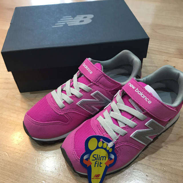 New Balance(ニューバランス)の女の子 スニーカー キッズ/ベビー/マタニティのキッズ靴/シューズ(15cm~)(スニーカー)の商品写真