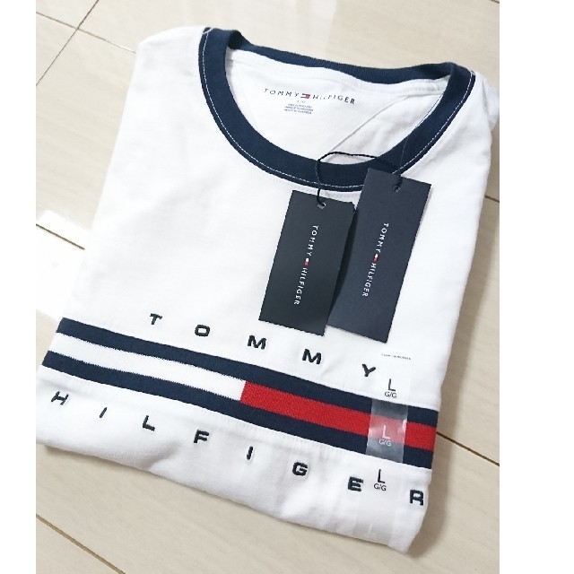 TOMMY HILFIGER(トミーヒルフィガー)の新品未使用 トミーヒルフィガー フラッグTシャツ Lサイズ メンズのトップス(Tシャツ/カットソー(半袖/袖なし))の商品写真