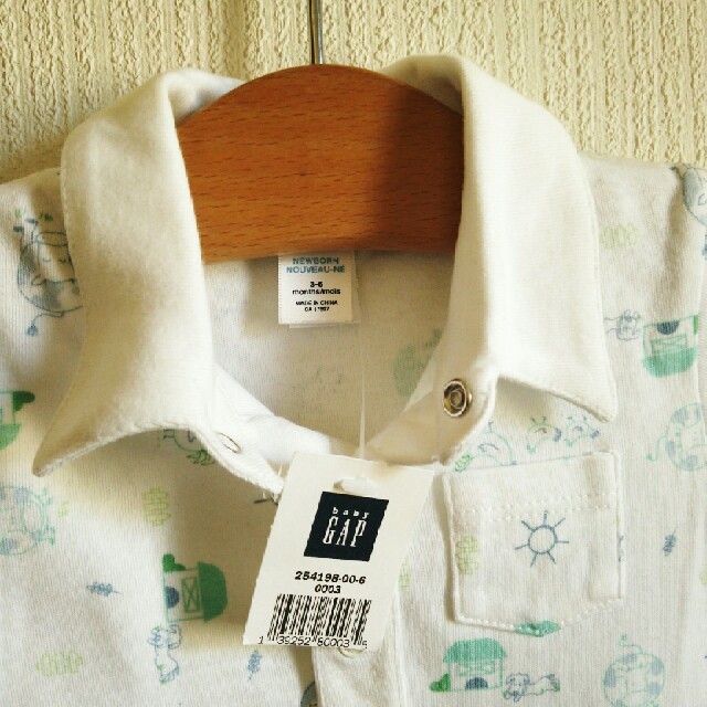 babyGAP(ベビーギャップ)の新品紙タグ付き☆GAPの半袖カバーオール 3-6 キッズ/ベビー/マタニティのベビー服(~85cm)(カバーオール)の商品写真