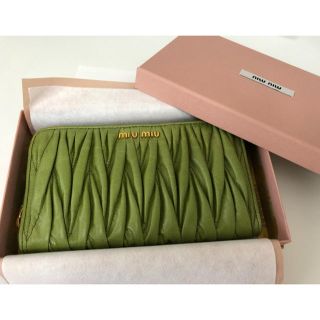 MIU MIU(財布 ・ グリーン・カーキ/緑色系)のフリマアイテム一覧 MIU MIU(財布 ・ グリーン・カーキ/緑色系)のフリマアイテム一覧