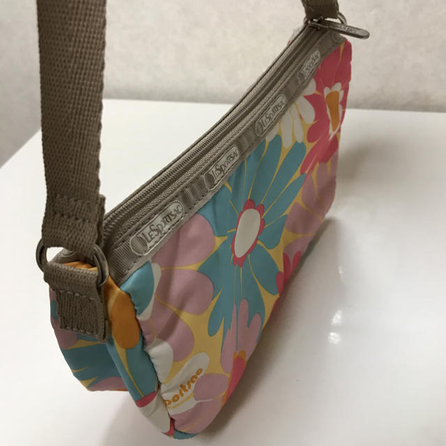 LeSportsac(レスポートサック)のレスポートサック   ミニバッグ    花柄 レディースのバッグ(その他)の商品写真