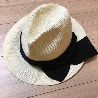 カシラ(CA4LA)の美品★大人気カシラ ペーパーストロー ハット ホワイト ブラックリボン (麦わら帽子/ストローハット)