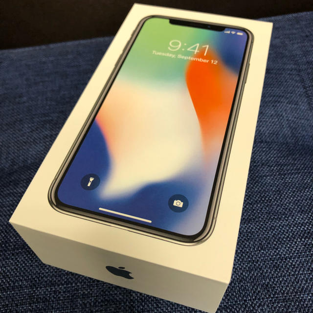 iPhone(アイフォーン)の新品 未使用 iPhone X 256GB au シルバー 強化ガラス スマホ/家電/カメラのスマートフォン/携帯電話(スマートフォン本体)の商品写真