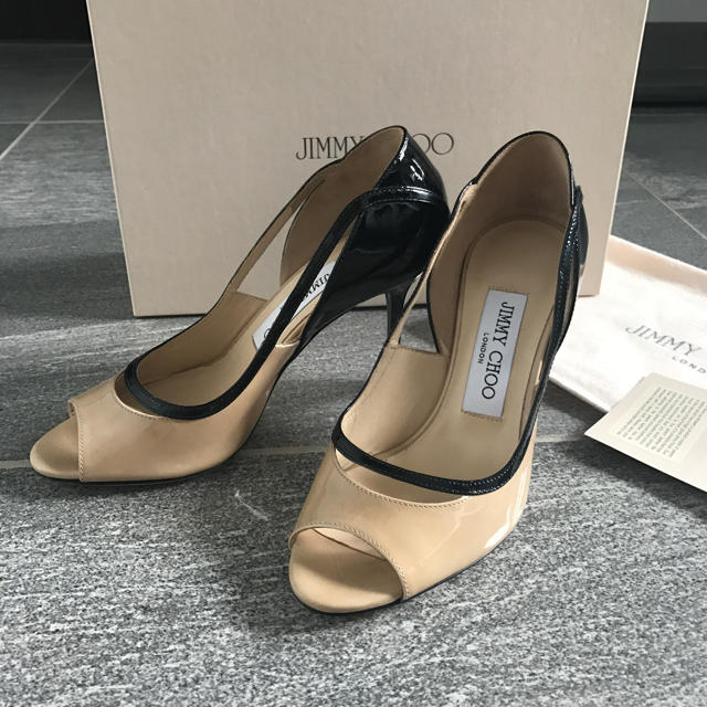 JIMMY CHOO(ジミーチュウ)の美品 JIMMY CHOO ベージュ×ブラック パンプス 35.5 レディースの靴/シューズ(ハイヒール/パンプス)の商品写真