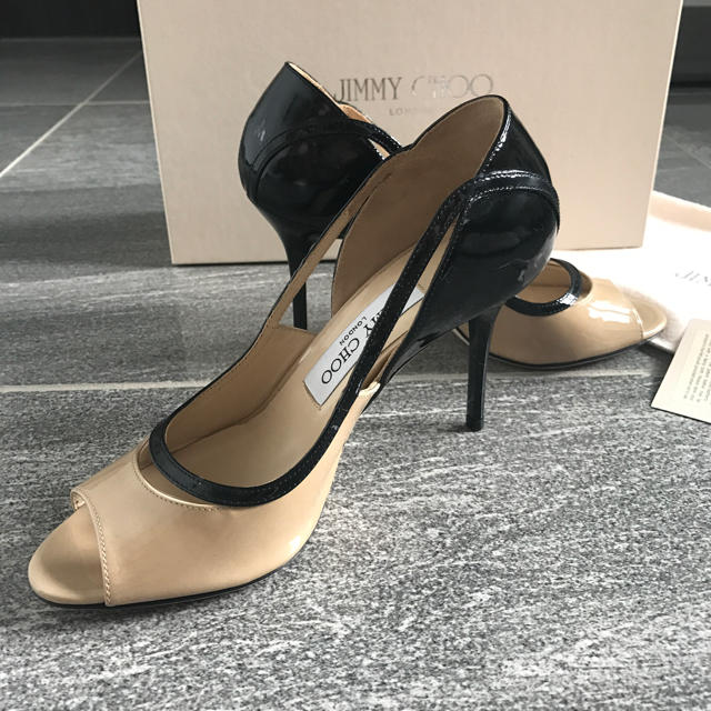 JIMMY CHOO(ジミーチュウ)の美品 JIMMY CHOO ベージュ×ブラック パンプス 35.5 レディースの靴/シューズ(ハイヒール/パンプス)の商品写真