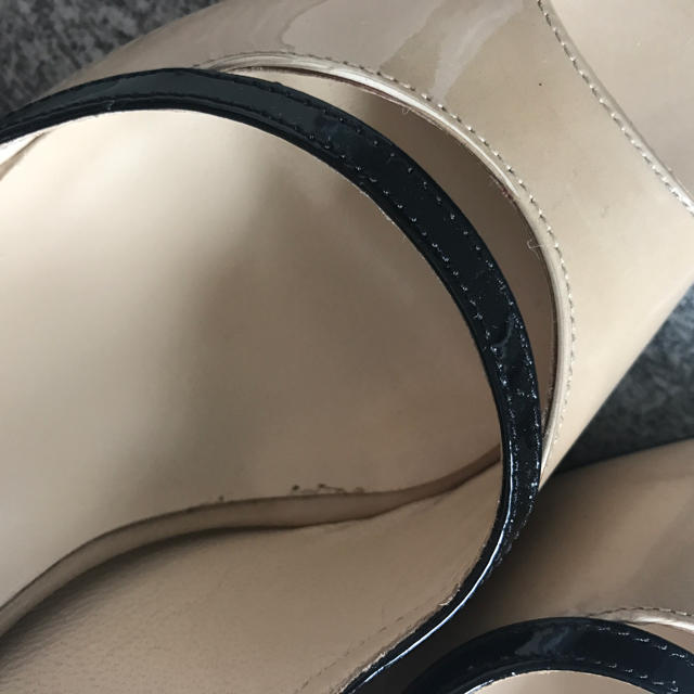 JIMMY CHOO(ジミーチュウ)の美品 JIMMY CHOO ベージュ×ブラック パンプス 35.5 レディースの靴/シューズ(ハイヒール/パンプス)の商品写真