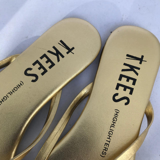 tkees  レザービーチサンダル US8 25㎝ ゴールド レディースの靴/シューズ(ビーチサンダル)の商品写真