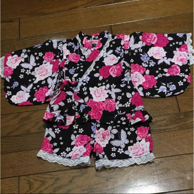 子供用の甚平（色は黒地に蝶と薔薇の花） キッズ/ベビー/マタニティのキッズ服女の子用(90cm~)(甚平/浴衣)の商品写真