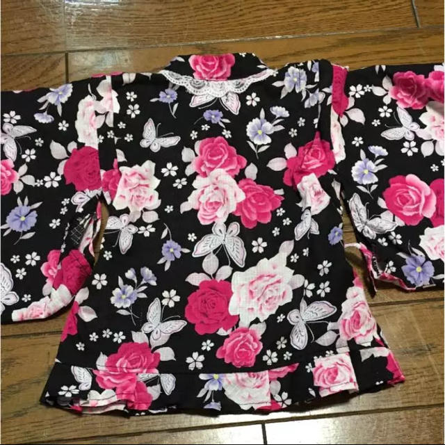 子供用の甚平（色は黒地に蝶と薔薇の花） キッズ/ベビー/マタニティのキッズ服女の子用(90cm~)(甚平/浴衣)の商品写真