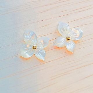 14kgf  シェル フラワーピアス(ピアス)