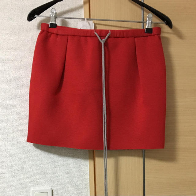 【タイムSALE‼️新品、未使用、タグ付き】ボンディング加工 レッドスカート レディースのスカート(ミニスカート)の商品写真