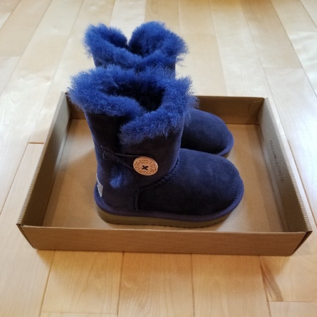 UGG(アグ)のUGG　ギッズ　ムートンブーツ キッズ/ベビー/マタニティのベビー靴/シューズ(~14cm)(ブーツ)の商品写真