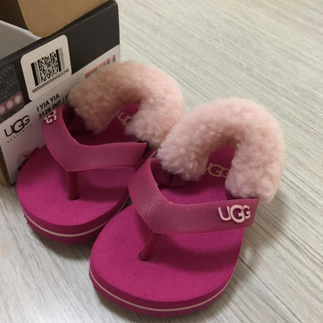 UGG(アグ)のUGGサンダル キッズ/ベビー/マタニティのベビー靴/シューズ(~14cm)(サンダル)の商品写真