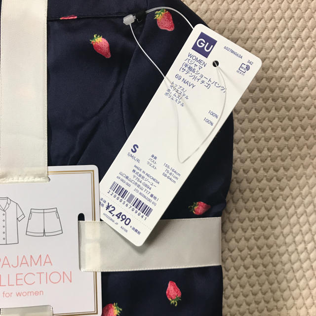 GU(ジーユー)のGUサテンパジャマいちご柄半袖ショートパンツネイビーSサイズ レディースのルームウェア/パジャマ(パジャマ)の商品写真