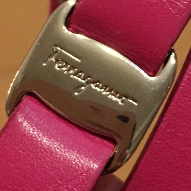 Salvatore Ferragamo(サルヴァトーレフェラガモ)の値下げ中💱🎀フェラガモ バングル 箱付き レディースのアクセサリー(ブレスレット/バングル)の商品写真