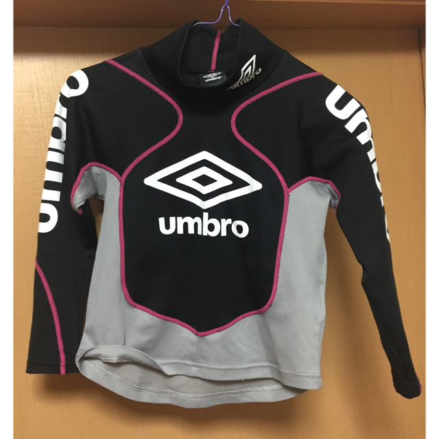 UMBRO(アンブロ)のフェラーリパパ様専用  長袖インナー ゲームシャツ スポーツ/アウトドアのサッカー/フットサル(ウェア)の商品写真