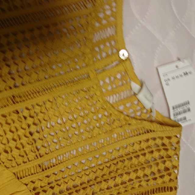 H&M(エイチアンドエム)の新品未使用H&Ｍマスタードレーストップス レディースのトップス(カットソー(半袖/袖なし))の商品写真