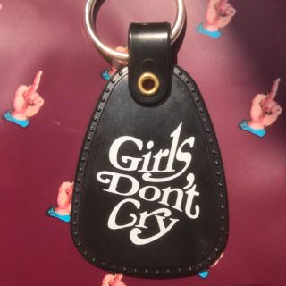 アンダーカバー(UNDERCOVER)のUNDERCOVER girls don't cry キーホルダー 黒(キーホルダー)