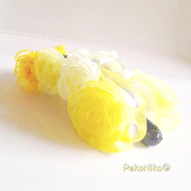 ラッピング送料無料☆オーガンジーリボンの薔薇バナナクリップlemonyellow ハンドメイドのアクセサリー(ヘアアクセサリー)の商品写真