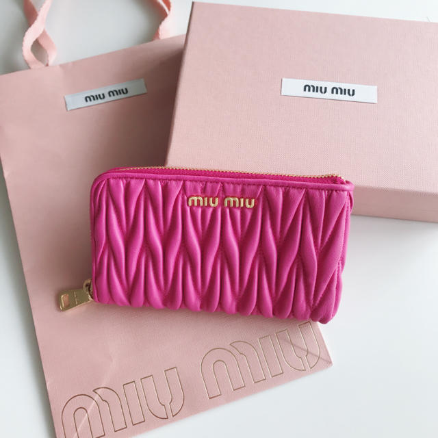 miumiu(ミュウミュウ)のmiumiu  マテラッセ ケース レディースのファッション小物(名刺入れ/定期入れ)の商品写真