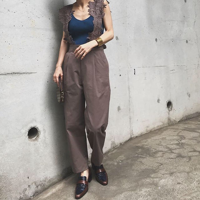 Ameri VINTAGE(アメリヴィンテージ)のMOTIF LACE PANTS レディースのパンツ(サロペット/オーバーオール)の商品写真