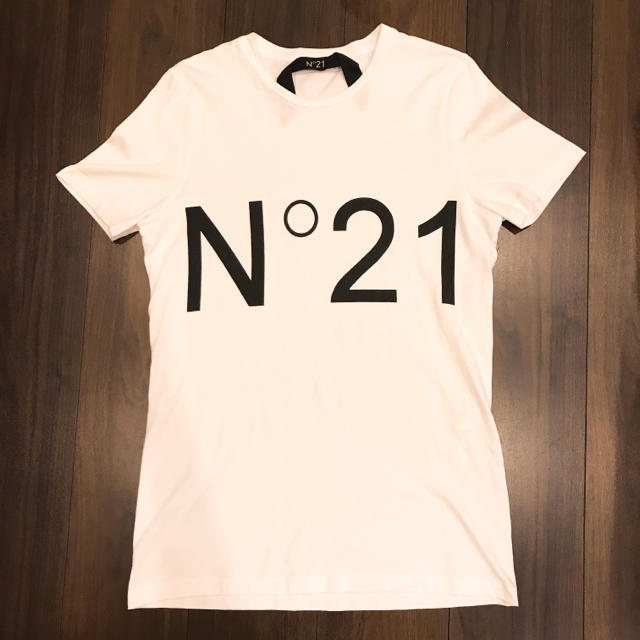 N°21(ヌメロヴェントゥーノ)のN°21 ヌメロ ヌメロヴェントゥーノ ロゴT ロゴtシャツ レディースのトップス(Tシャツ(半袖/袖なし))の商品写真