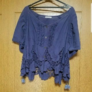 ウエストウッドアウトフィッターズ(Westwood Outfitters)の花柄ししゅう　紺色　スモックレースシャツ(シャツ/ブラウス(半袖/袖なし))