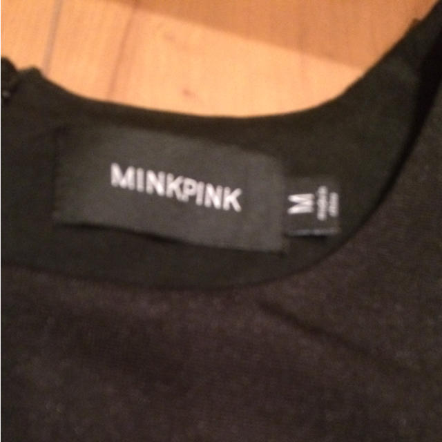 MINKPINK(ミンクピンク)のミンクピンク 新品未使用 肩出し ワンピース レディースのワンピース(ひざ丈ワンピース)の商品写真
