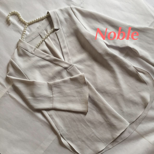 Noble(ノーブル)のノーブル ブライトエステルロングブラウス レディースのトップス(シャツ/ブラウス(長袖/七分))の商品写真