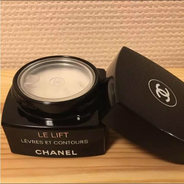 CHANEL(シャネル)のCHANEL LE LIFT レーヴル エ コントゥール コスメ/美容のスキンケア/基礎化粧品(リップケア/リップクリーム)の商品写真