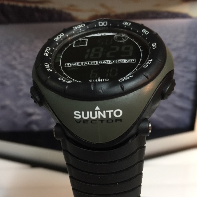 SUUNTO(スント)の【極美品】スント ベクター カーキ ミリタリー フォリッジグリーン  メンズの時計(腕時計(デジタル))の商品写真