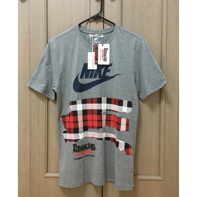 COMME des GARCONS(コムデギャルソン)の【新品】ギャルソン×NIKE 2017年クリスマス限定 コラボTシャツ「M」 メンズのトップス(Tシャツ/カットソー(半袖/袖なし))の商品写真