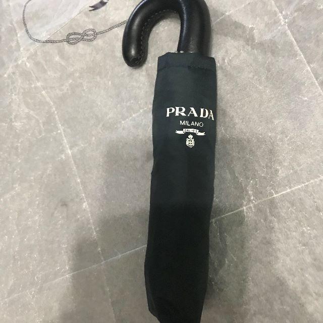 PRADA(プラダ)の●４万梅雨到来プラダ折りたたみ傘サフィアーノレザーハンドルＵ字アンブレラ美品↑ メンズのファッション小物(傘)の商品写真