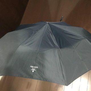 プラダ(PRADA)の●４万梅雨到来プラダ折りたたみ傘サフィアーノレザーハンドルＵ字アンブレラ美品↑(傘)